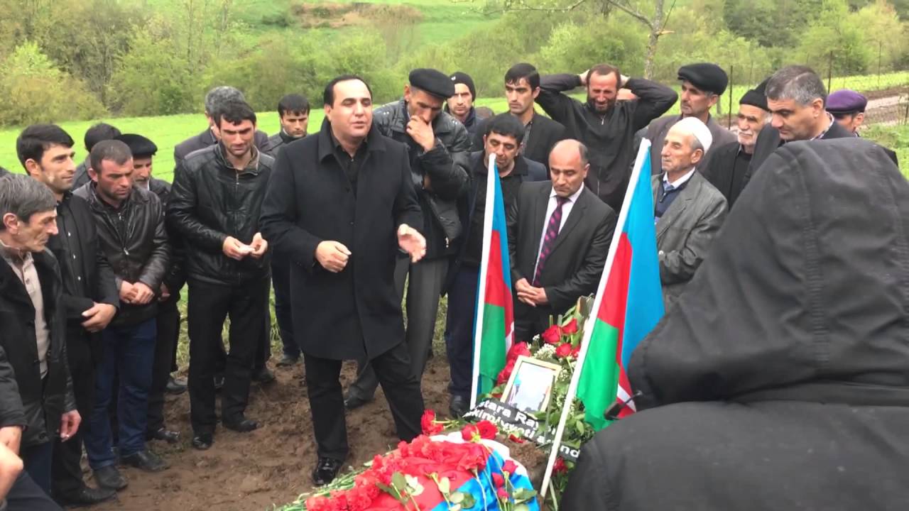 Manaf Ağayev Şəhid Pəncəli Teymurovun məzarı üstə 