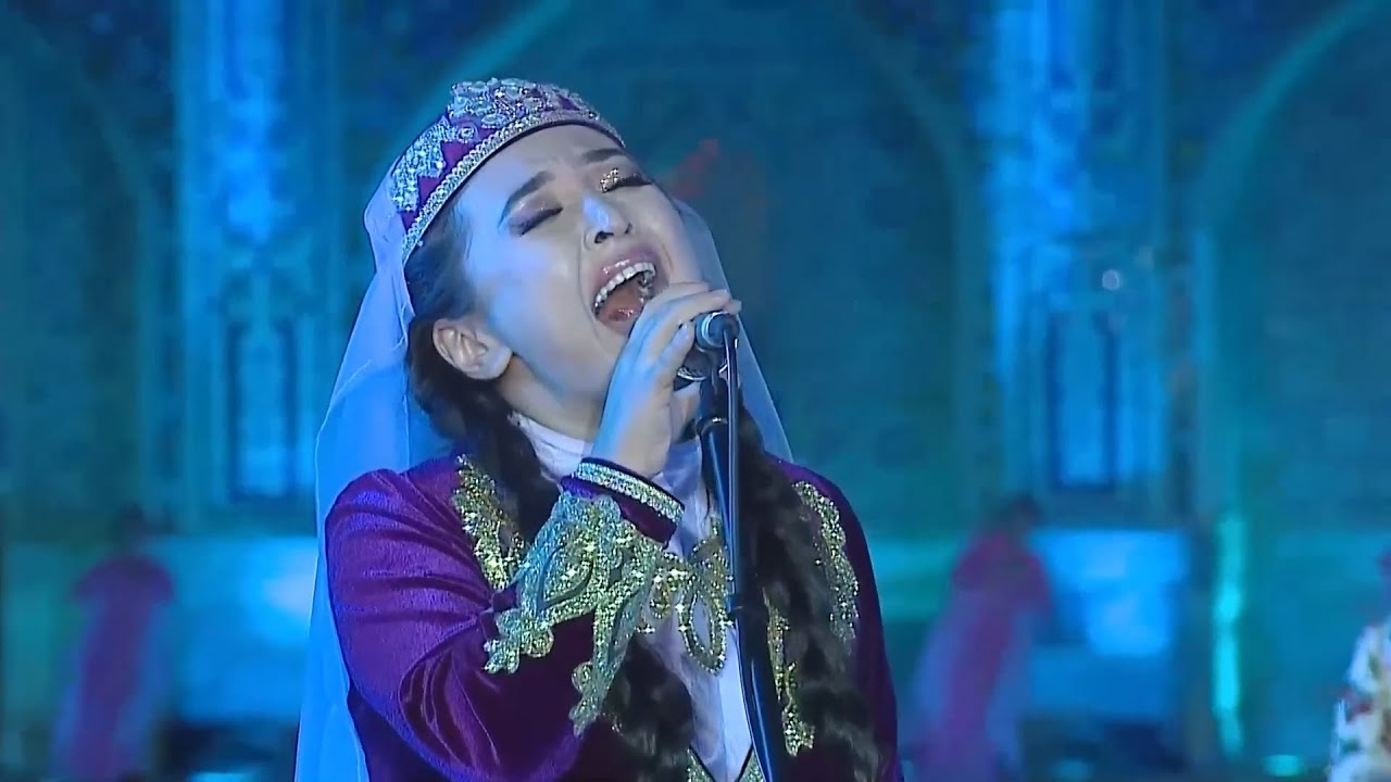 Özbək müğənnisi Dilnoza Əkbərova 